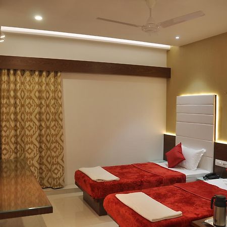 Ashish Restaurant And Guesthouse Surat Exterior photo