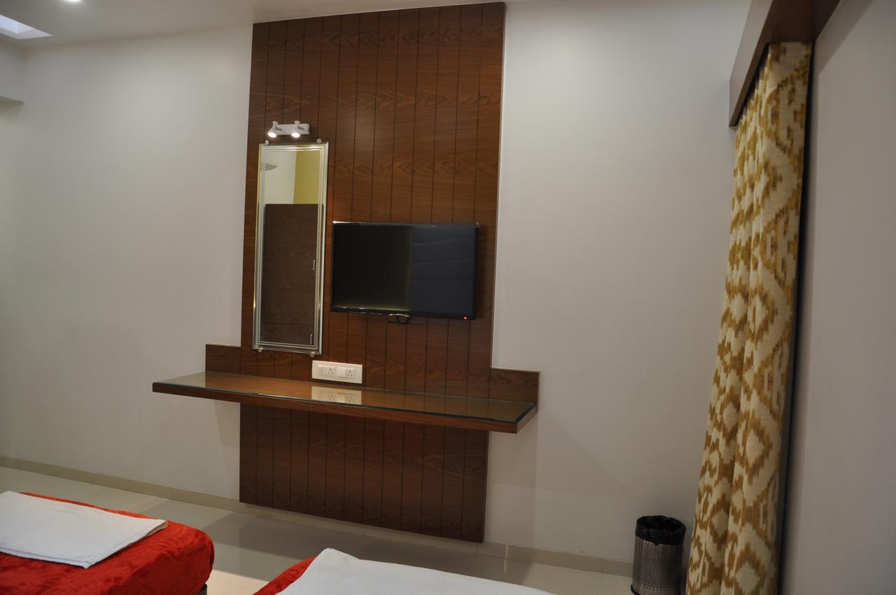 Ashish Restaurant And Guesthouse Surat Exterior photo